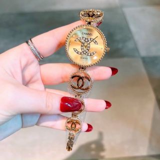 SĂN SALE ĐỒNG HỒ NỮ THỜI TRANG CHANEU DÂY LẮC MẶT CHỮ