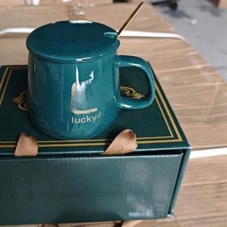 Cốc Sứ kèm Thìa Mẫu Mới Xanh Lucky ( THÙNG 48C)