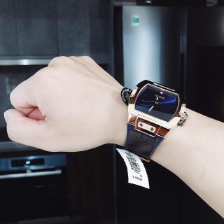 ĐỒNG HỒ NAM CAO CẤP GUECC DÂY DA NÂU MẶT TRƠN NIỀNG THÉP VÀNG FULLBOX