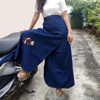 Váy Chống Nắng Xẻ Tà Vải Jean Dày Thêu Họa Tiết, Có Túi & Nút Bấm Chân - Freesize Màu Xanh Jean Đậm