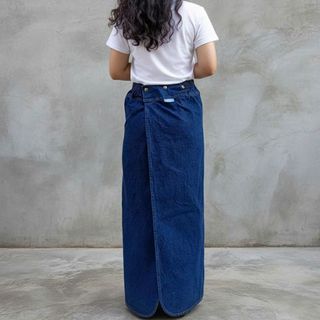 Váy Chống Nắng Xẻ Tà Vải Jean Dày Thêu Họa Tiết, Có Túi & Nút Bấm Chân - Freesize Màu Xanh Jean Đậm