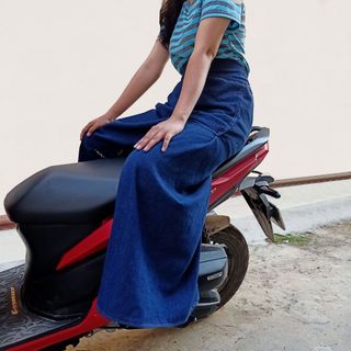 Váy Chống Nắng Xẻ Tà Vải Jean Dày Thêu Họa Tiết, Có Túi & Nút Bấm Chân - Freesize Màu Xanh Jean Đậm