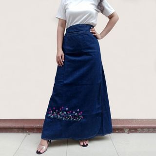 Váy Chống Nắng Xẻ Tà Vải Jean Dày Thêu Họa Tiết, Có Túi & Nút Bấm Chân - Freesize Màu Xanh Jean Đậm