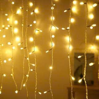 DÂY ĐÈN THẢ MÀN SÁNG VÀNG NGANG 8M CHỐNG NƯỚC 160 LED