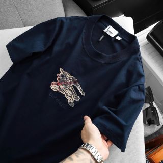 Mẫu áo thun Cotton 2c xịn, Logo thêu lót giống chuẩn hãng, tỉ mỉ từng đường kim.