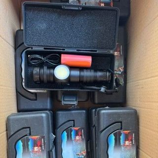 Đèn pin siêu sáng cao cấp hộp quai xách Mã 3205