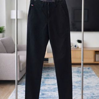 Quần dài kaki nam. Mẫu quần thêu với chất kaki dày dặn, mịn, co giãn tốt, thiết kế form ống thoải mái.