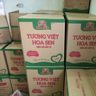 Thùng 4 bình Tương Ớt Bình Pet 4.2kg - Tương Việt Hoa Sen, đậm đà bắt vị