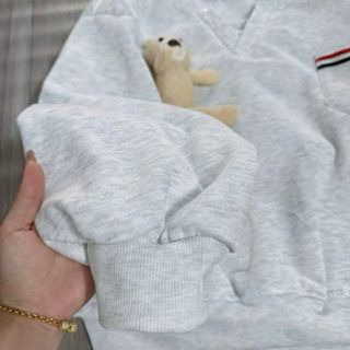 Áo thun nữ cổ tròn kèm gấu, có túi may viền sọc