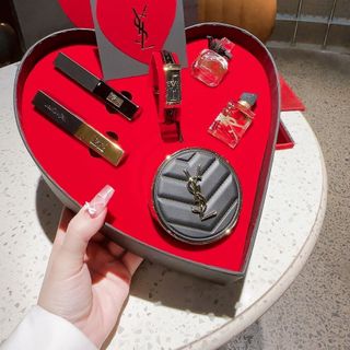 SALE SET QUÀ VALENTINE ĐỒNG HỒ SIÊU CẤP YXL HỘP TRÁI TIM KÈM BỘ MỸ PHẨM