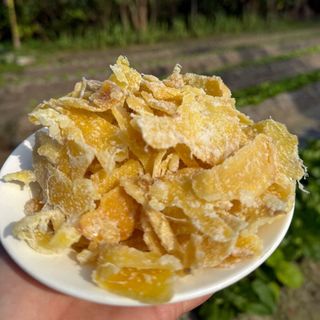 Mứt gừng như là một món ăn không thể thiếu trong ngày Tết cổ truyền, làm cho hương vị ngày Tết thêm đậm đà. Trong đó mứt gừng Huế là một trong những loại mứt gừng được yêu thích bởi vị cay nồng ấm áp trong ngày Tết.