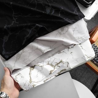 Áo thun nam. Mẫu áo thun in hiệu ứng vân đá đẹp lạ, logo thêu đơn giản tinh tế.