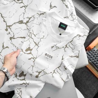 Áo thun nam. Mẫu áo thun in hiệu ứng vân đá đẹp lạ, logo thêu đơn giản tinh tế.