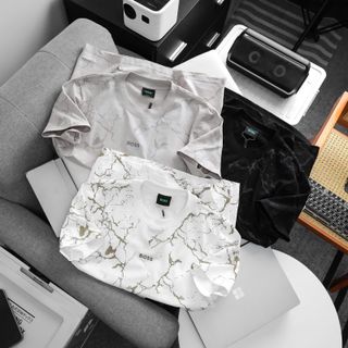 Áo thun nam. Mẫu áo thun in hiệu ứng vân đá đẹp lạ, logo thêu đơn giản tinh tế.