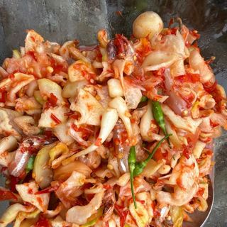 mắm dưa đu đủ thập cẩm có cà pháo ,củ kiệu và ớt xanh được ngâm mắm cá truyền thống là một sản phẩm đặc biệt của ẩm thực xứ huế