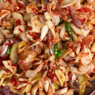 mắm dưa đu đủ thập cẩm có cà pháo ,củ kiệu và ớt xanh được ngâm mắm cá truyền thống là một sản phẩm đặc biệt của ẩm thực xứ huế