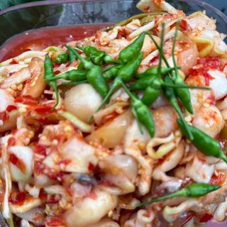 mắm dưa đu đủ thập cẩm có cà pháo ,củ kiệu và ớt xanh được ngâm mắm cá truyền thống là một sản phẩm đặc biệt của ẩm thực xứ huế