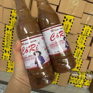 Mắm nêm Cô Ri có vị đậm đà, thơm của cá cơm và hương vị Rất Huế. Đây là một loại gia vị đóng vai trò rất quan trọng trong nhiều món ăn đặc sản của Huế. Bạn có thể nấu các món bún mắm nêm Huế, bún riêu, làm nước chấm cho thịt luộc, thịt nướng, ăn kèm với bún, với gỏi…