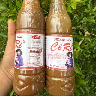 Mắm nêm Cô Ri có vị đậm đà, thơm của cá cơm và hương vị Rất Huế. Đây là một loại gia vị đóng vai trò rất quan trọng trong nhiều món ăn đặc sản của Huế. Bạn có thể nấu các món bún mắm nêm Huế, bún riêu, làm nước chấm cho thịt luộc, thịt nướng, ăn kèm với bún, với gỏi…