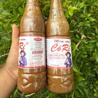 Mắm nêm Cô Ri có vị đậm đà, thơm của cá cơm và hương vị Rất Huế. Đây là một loại gia vị đóng vai trò rất quan trọng trong nhiều món ăn đặc sản của Huế. Bạn có thể nấu các món bún mắm nêm Huế, bún riêu, làm nước chấm cho thịt luộc, thịt nướng, ăn kèm với bún, với gỏi…