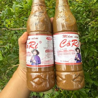 Mắm nêm Cô Ri có vị đậm đà, thơm của cá cơm và hương vị Rất Huế. Đây là một loại gia vị đóng vai trò rất quan trọng trong nhiều món ăn đặc sản của Huế. Bạn có thể nấu các món bún mắm nêm Huế, bún riêu, làm nước chấm cho thịt luộc, thịt nướng, ăn kèm với bún, với gỏi…