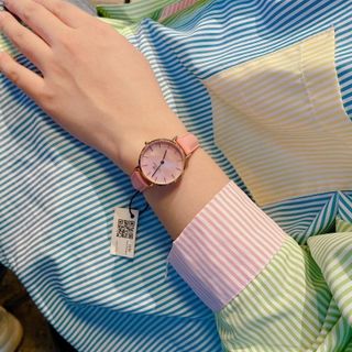 ĐỒNG HỒ NỮ CAO CẤP D WELLINGTON PETITE CHERRY DÂY DA MẶT TRÒN HỒNG HỘP NƠ ĐỎ
