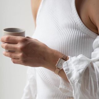 ĐỒNG HỒ NỮ CAO CẤP D WELLINGTON QUẢDRO DA VÀ LƯỚI HỘP NƠ TEM