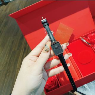 SET VALENTINE DANIEL W CAO CẤP HỘP ĐỎ HOA HỒNG DÂY QUARDO VÀ CUFF
