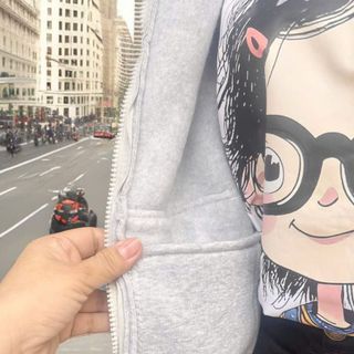 Áo khoác nữ Mon Studio logo in nổi có kèm charm mèo