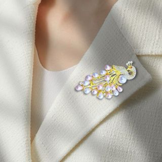 Đây là một chiếc trâm cài áo hình con công thanh lịch, thường được làm từ hợp kim mạ vàng, đính kèm ngọc trai (có thể là ngọc trai nuôi cấy hoặc ngọc trai nước ngọt) và các viên đá pha lê hoặc zircon lấp lánh. Kích thước 7cm
