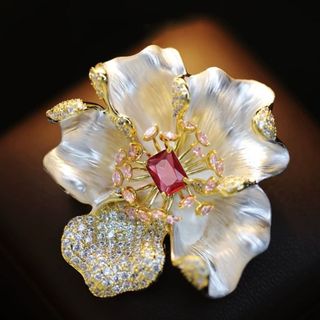Ghim cài áo hình hoa mẫu đơn, biểu tượng của sự sang trọng, vương giả. Kích thước 4.9cm