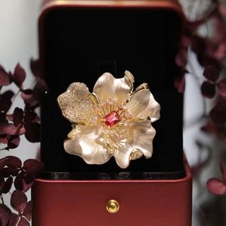 Ghim cài áo hình hoa mẫu đơn, biểu tượng của sự sang trọng, vương giả. Kích thước 4.9cm