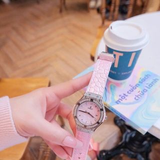 ĐỒNG HỒ NỮ CAO CẤP HULOT MÀU HỒNG XÀ CỪ 1 NIỀNG HỘT FULL DÂY CAO SU BỌC DA