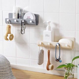 KỆ TREO TƯỜNG ĐỰNG ĐỒ PHÒNG TẮM CÓ 4 MÓC HÌNH MÁNG XỐI