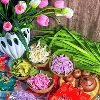 MỨT DỪA DÂY MIX 4 MÀU NHÀ LÀM, HƯƠNG VỊ TẾT QUÊ 500G - WINNIE HOUSE