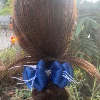 Kẹp buối tóc củ tỏi nơ phồng đính kèm lông vủ và hạt màu đen lấp lánh