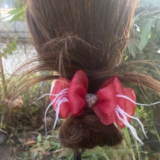 Kẹp buối tóc củ tỏi nơ phồng đính kèm lông vủ và hạt màu đen lấp lánh