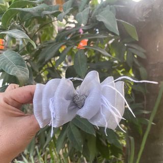 Kẹp buối tóc củ tỏi nơ phồng đính kèm lông vủ và hạt màu đen lấp lánh