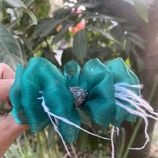 Kẹp buối tóc củ tỏi nơ phồng đính kèm lông vủ và hạt màu đen lấp lánh