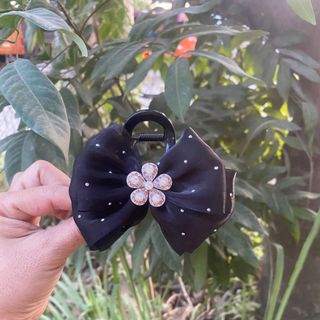 Kẹp càng cua nơ có đính hình bông hoa sáng lấp lánh,sườn kẹp dài 8cm có 3 màu :đỏ,đen và trắng trắng.