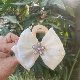 Kẹp càng cua nơ có đính hình bông hoa sáng lấp lánh,sườn kẹp dài 8cm có 3 màu :đỏ,đen và trắng trắng.