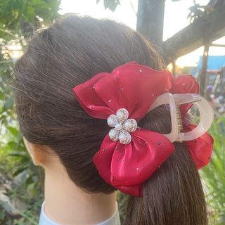 Kẹp càng cua nơ có đính hình bông hoa sáng lấp lánh,sườn kẹp dài 8cm có 3 màu :đỏ,đen và trắng trắng.