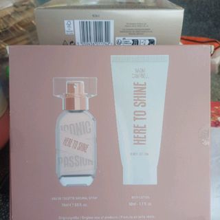Naomi Campbell HERE TO SHINE EDT NATURAL SPRAY 15ml & BODY LOTION 50ml Bộ Sản Phẩm Hương Thơm Tự Nhiên