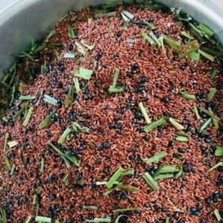 TRÀ GẠO LỨC ĐẬU ĐEN LÁ DỨA ĐÓNG HỘP 1KG - WINNIE HOUSE