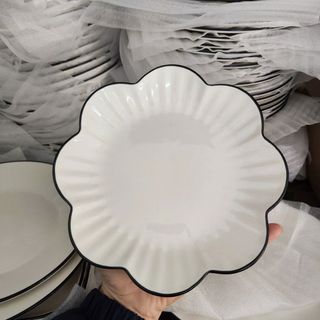 Đĩa 6 Hoa Trắng Viền Đen (THÙNG 80C)