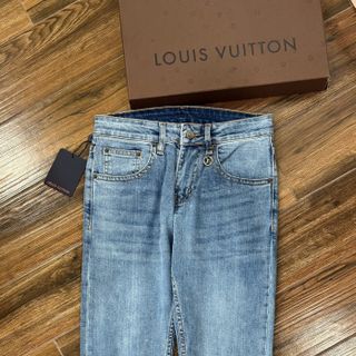 Quần jean nam. Chất JEAN mới nhất từ LV , 2 gam màu Mid Blue đậm và Nhạt tạo nên nét trầm ấm