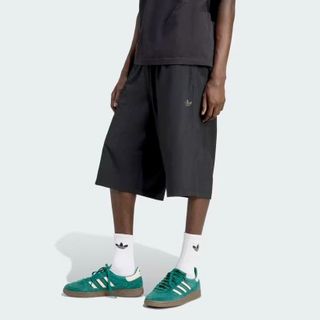 Quần shorts dáng rộng mang phong cách cổ điển