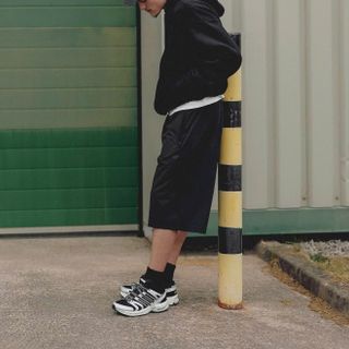 Quần shorts dáng rộng mang phong cách cổ điển