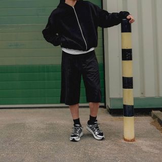 Quần shorts dáng rộng mang phong cách cổ điển