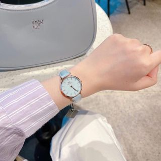 ĐỒNG HỒ NỮ CAO CẤP D WELLINGTON PETITE BLUEBELL DÂY DA MẶT TRÒN XANH HỘP NƠ ĐỎ